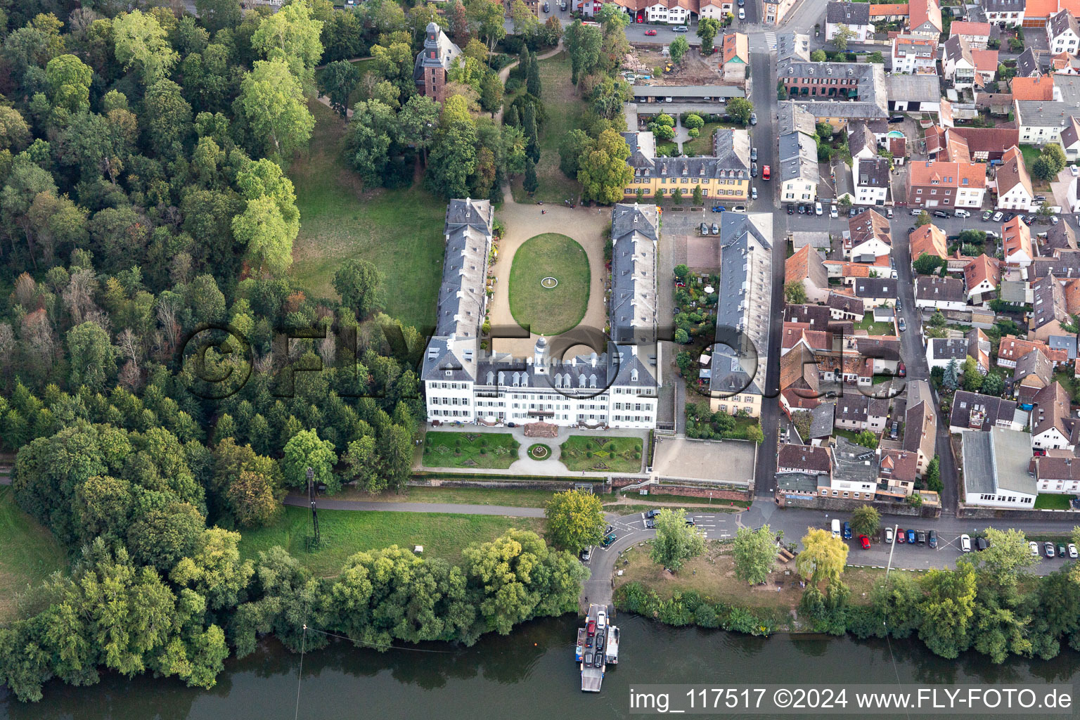 Gebäudekomplex im Schloßpark vom Rumpenheimer Schloss am Main im Ortsteil Rumpenheim in Offenbach am Main im Bundesland Hessen, Deutschland