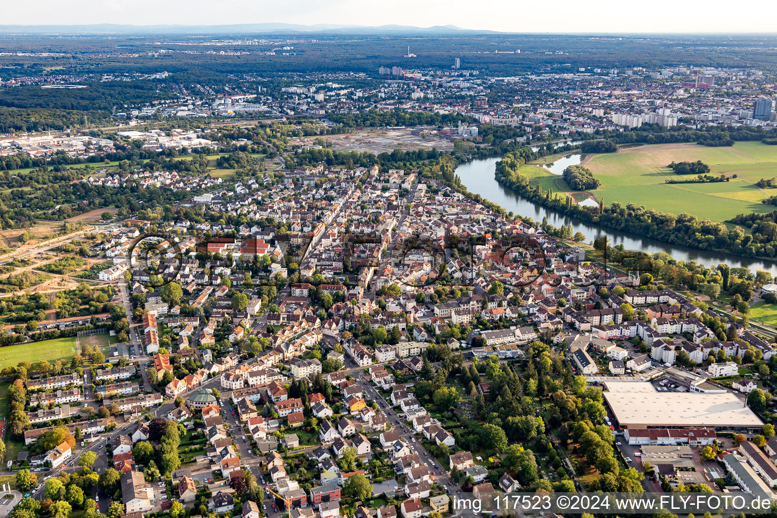 Ortschaft an den Fluss- Uferbereichen des Main im Ortsteil Bürgel in Offenbach am Main im Bundesland Hessen, Deutschland