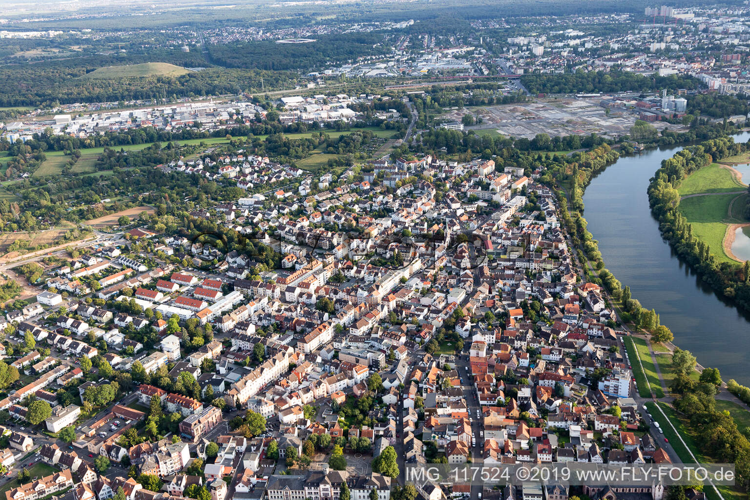 Luftbild von Ortschaft an den Fluss- Uferbereichen des Main im Ortsteil Bürgel in Offenbach am Main im Bundesland Hessen, Deutschland