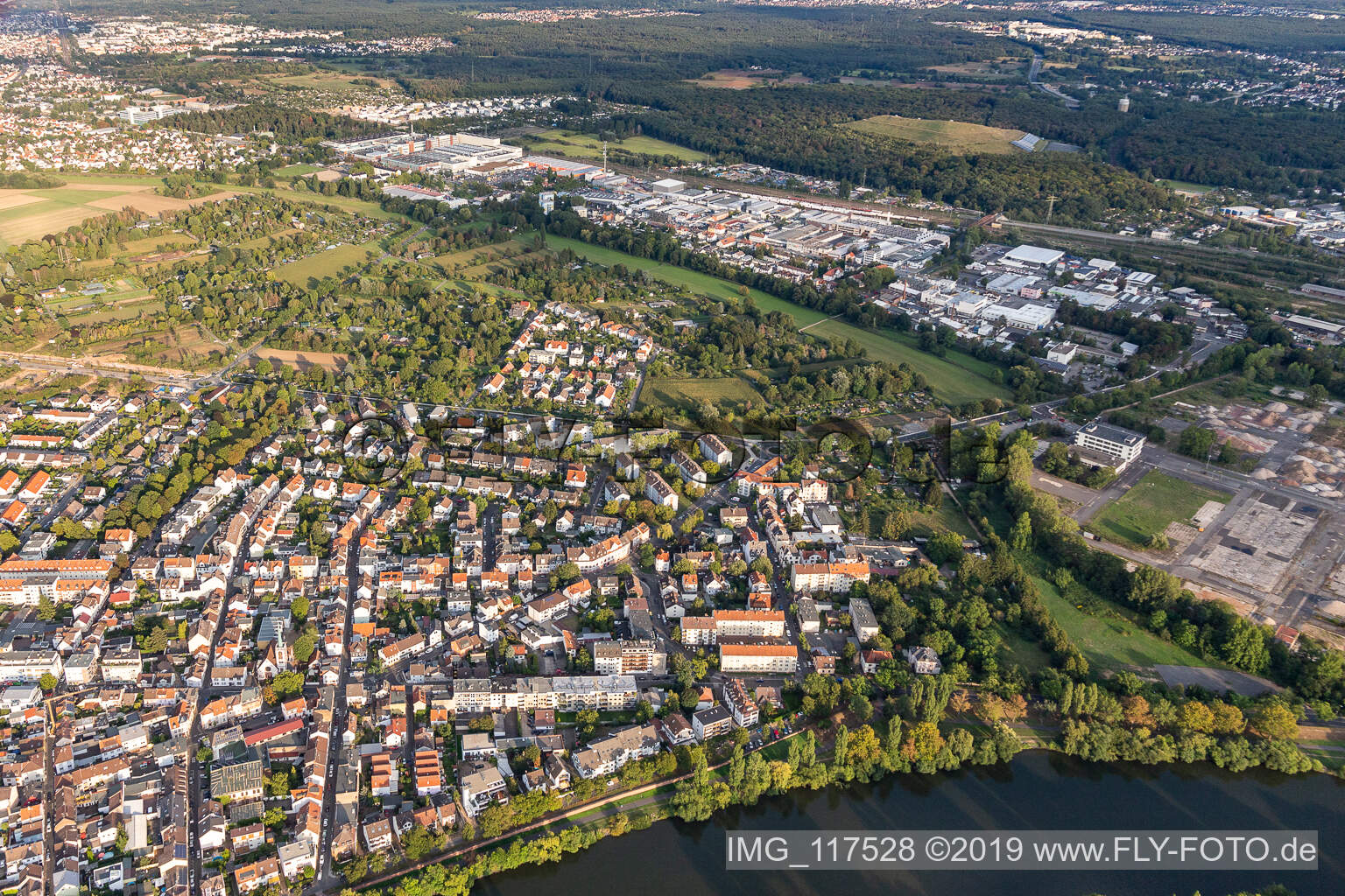 Luftaufnahme von Ortschaft an den Fluss- Uferbereichen des Main im Ortsteil Bürgel in Offenbach am Main im Bundesland Hessen, Deutschland