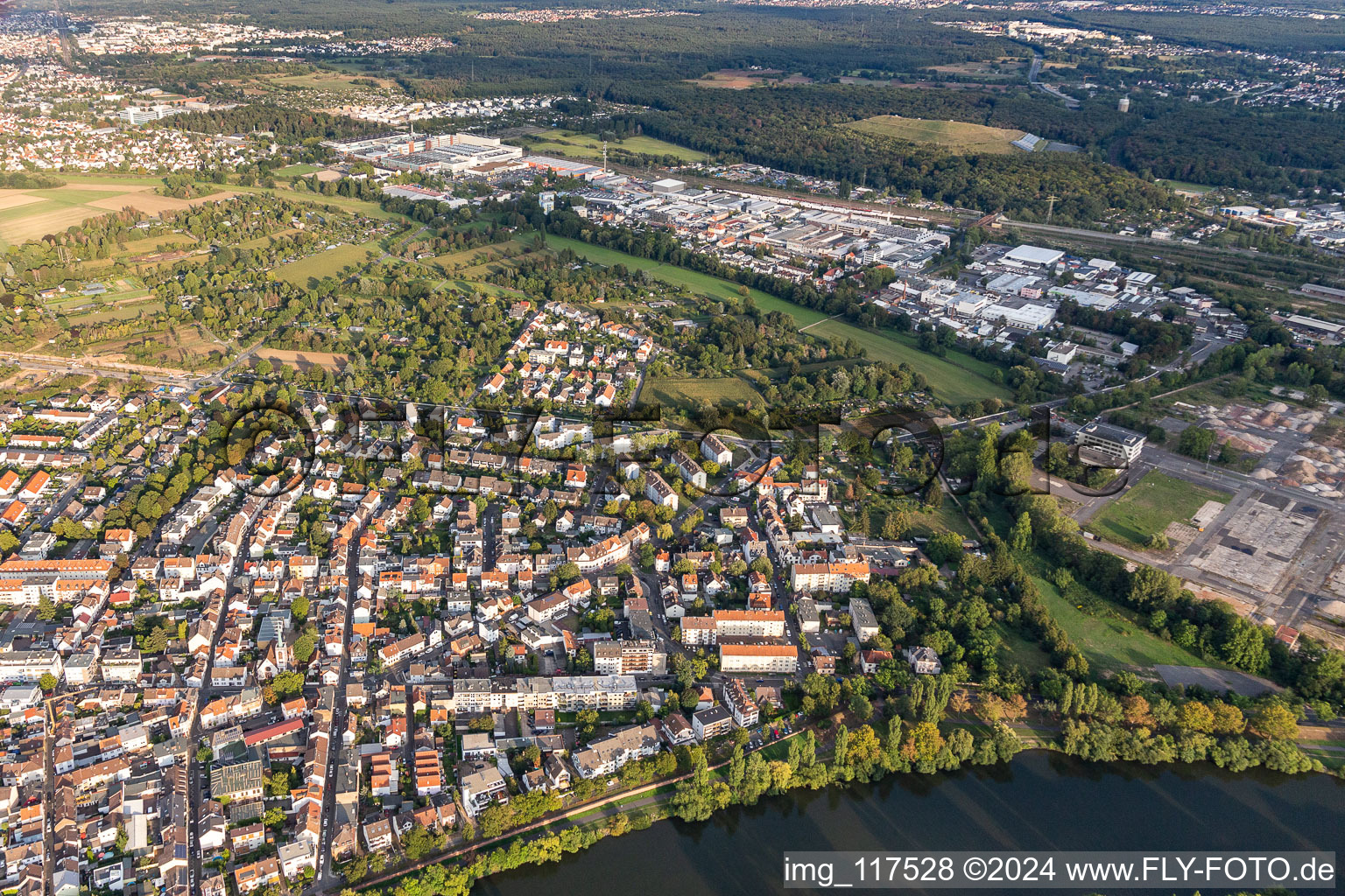 Luftaufnahme von Ortschaft an den Fluss- Uferbereichen des Main im Ortsteil Bürgel in Offenbach am Main im Ortsteil Offenbach-Bürgel im Bundesland Hessen, Deutschland