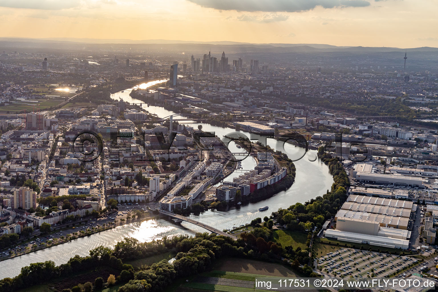 Hafeninsel im Main vor der Skyline von Frankfurt in Offenbach am Main im Bundesland Hessen, Deutschland