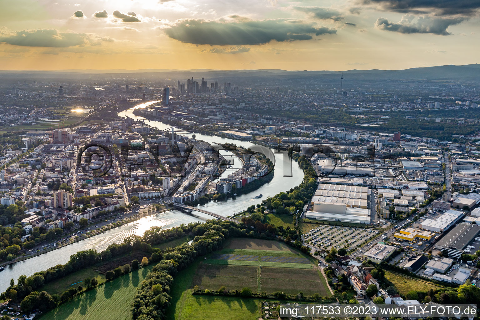 Luftbild von Wohngebiet der Mehrfamilienhaussiedlung auf der ABG Hafeninsel am Ufer des Main in Offenbach am Main im Bundesland Hessen, Deutschland