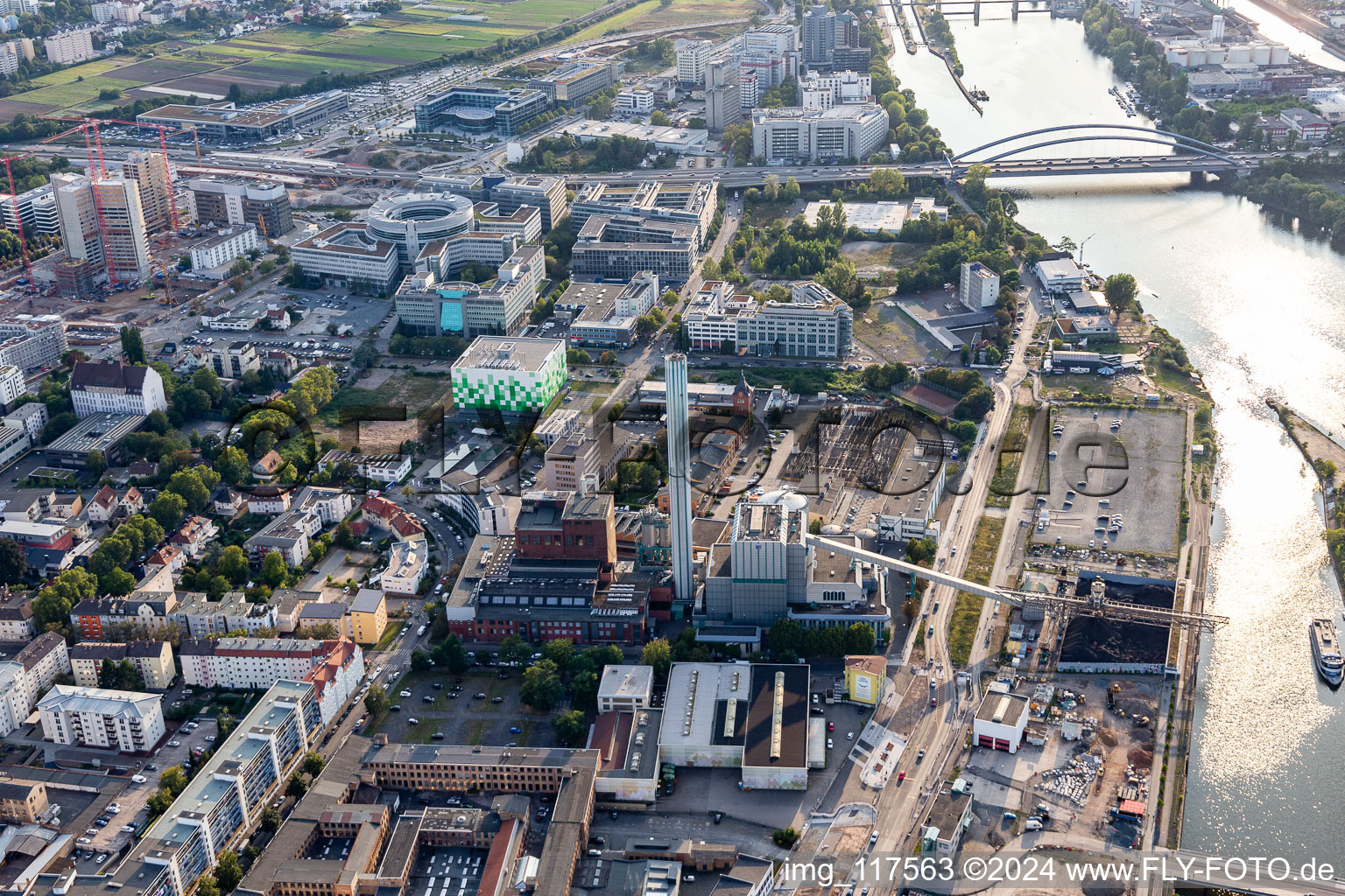 Luftbild von Kraftwerksanlagen und Abgasturm des EVO-Heizkraftwerkes und Alte Schlosserei (Eventlocation auf dem Betriebsgelände der EVO AG) in Offenbach am Main im Bundesland Hessen, Deutschland