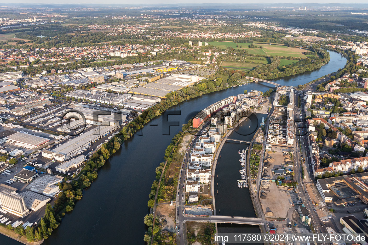 Wohngebiet der Mehrfamilienhaussiedlung auf der ABG Hafeninsel am Ufer des Main in Offenbach am Main im Ortsteil Kaiserlei im Bundesland Hessen, Deutschland von oben