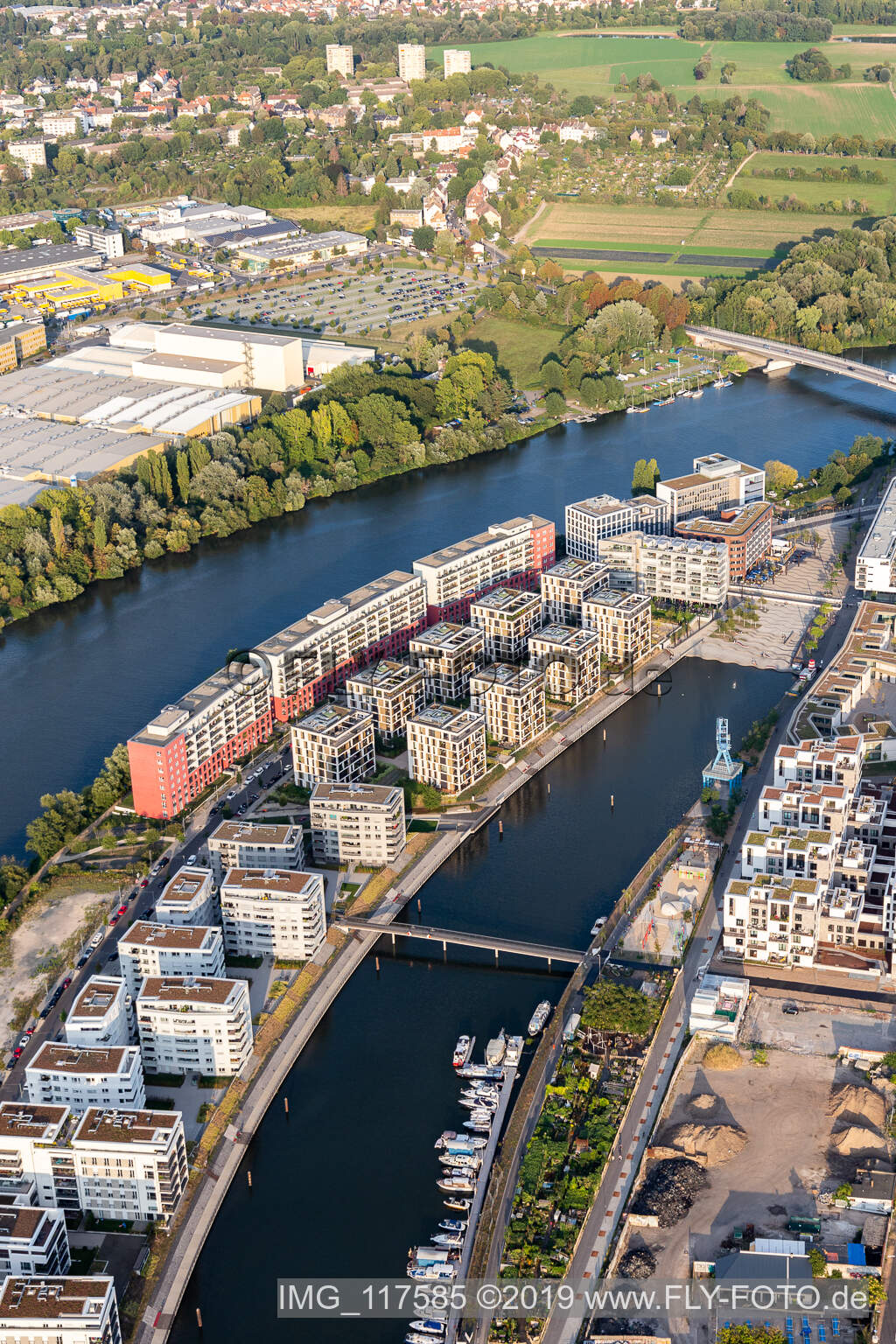 Wohngebiet der Mehrfamilienhaussiedlung auf der ABG Hafeninsel am Ufer des Main in Offenbach am Main im Bundesland Hessen, Deutschland von oben gesehen