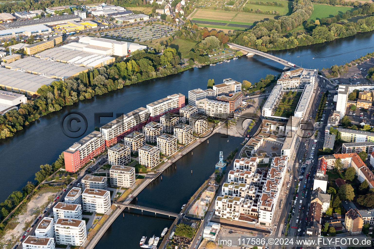 Wohngebiet der Mehrfamilienhaussiedlung auf der ABG Hafeninsel am Ufer des Main in Offenbach am Main im Ortsteil Kaiserlei im Bundesland Hessen, Deutschland vom Flugzeug aus