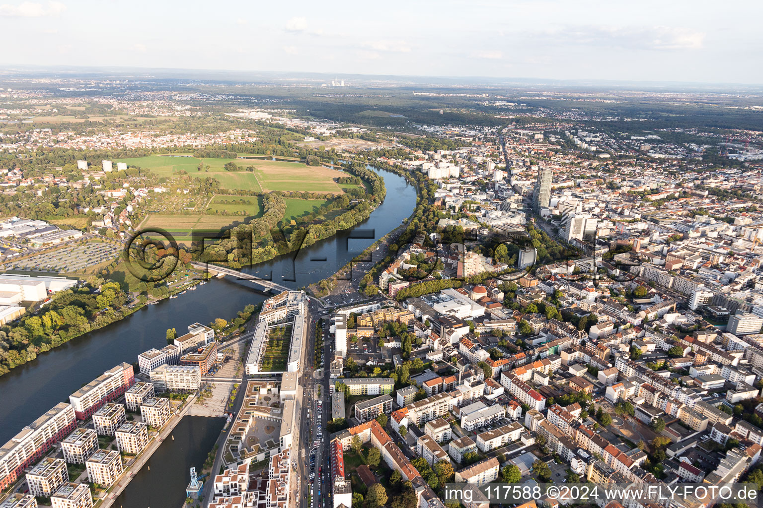 Wohngebiet der Mehrfamilienhaussiedlung auf der ABG Hafeninsel am Ufer des Main in Offenbach am Main im Ortsteil Kaiserlei im Bundesland Hessen, Deutschland aus der Vogelperspektive