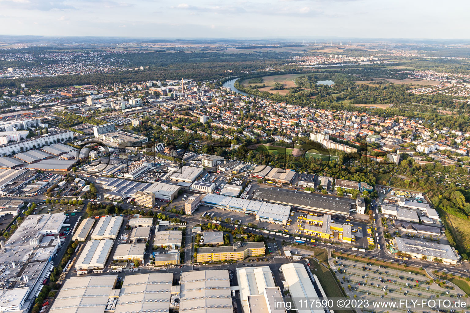 Werksgelände der Siemens AG Schaltanlagen Werk Fechenheim und DHL Zustellbasis Frankfurt Fechenheim in Frankfurt am Main im Bundesland Hessen, Deutschland
