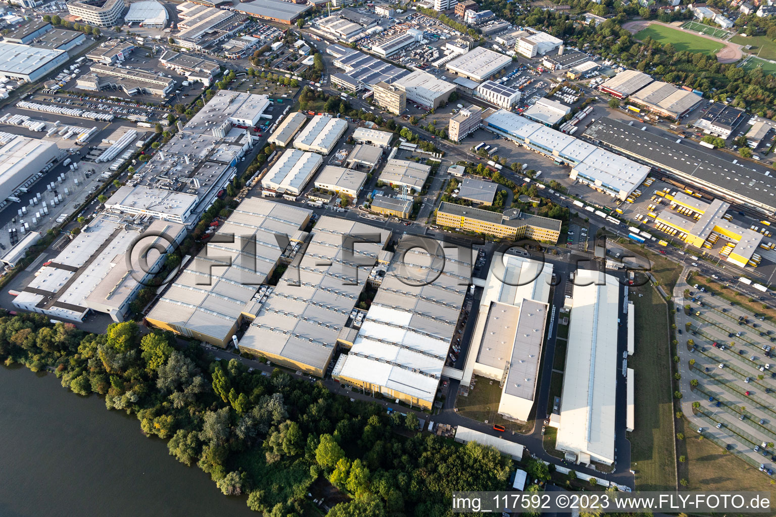 Luftbild von Gebäude und Produktionshallen auf dem Werksgelände des Siemens AG Schaltanlagenwerk Frankfurt in Frankfurt am Main im Ortsteil Fechenheim im Bundesland Hessen, Deutschland