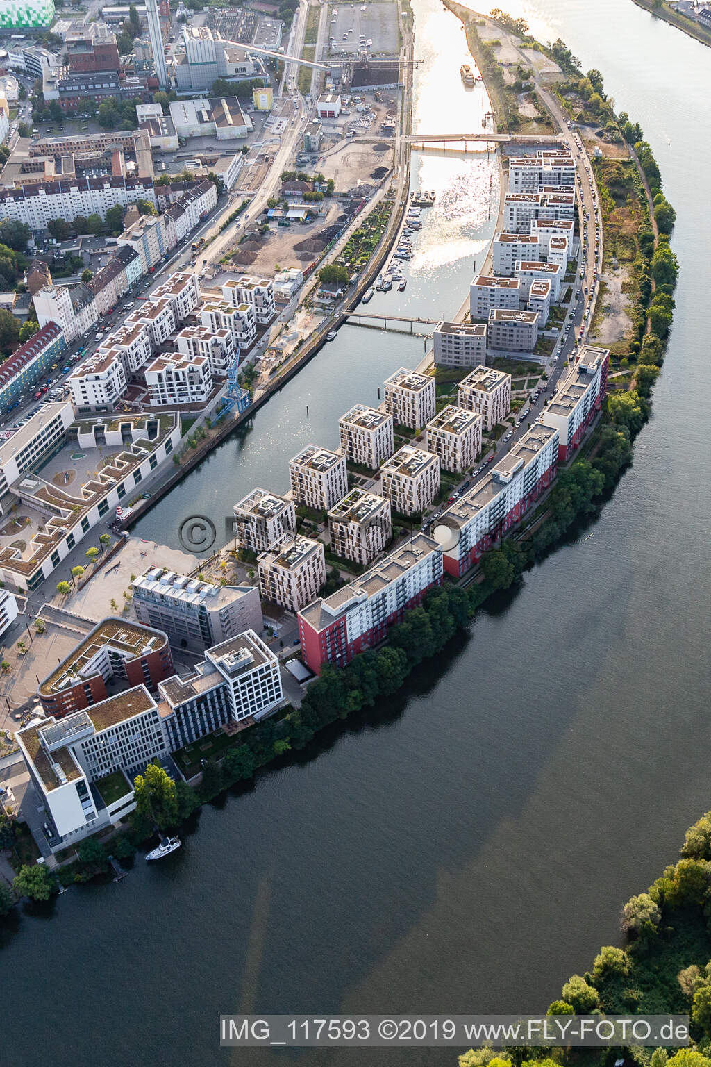 Wohngebiet der Mehrfamilienhaussiedlung auf der ABG Hafeninsel am Ufer des Main in Offenbach am Main im Bundesland Hessen, Deutschland aus der Luft betrachtet
