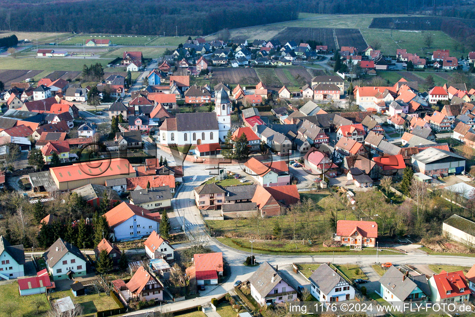 Luftbild von Kirchengebäude im Dorfkern in Niederlauterbach in Grand Est im Bundesland Bas-Rhin, Frankreich