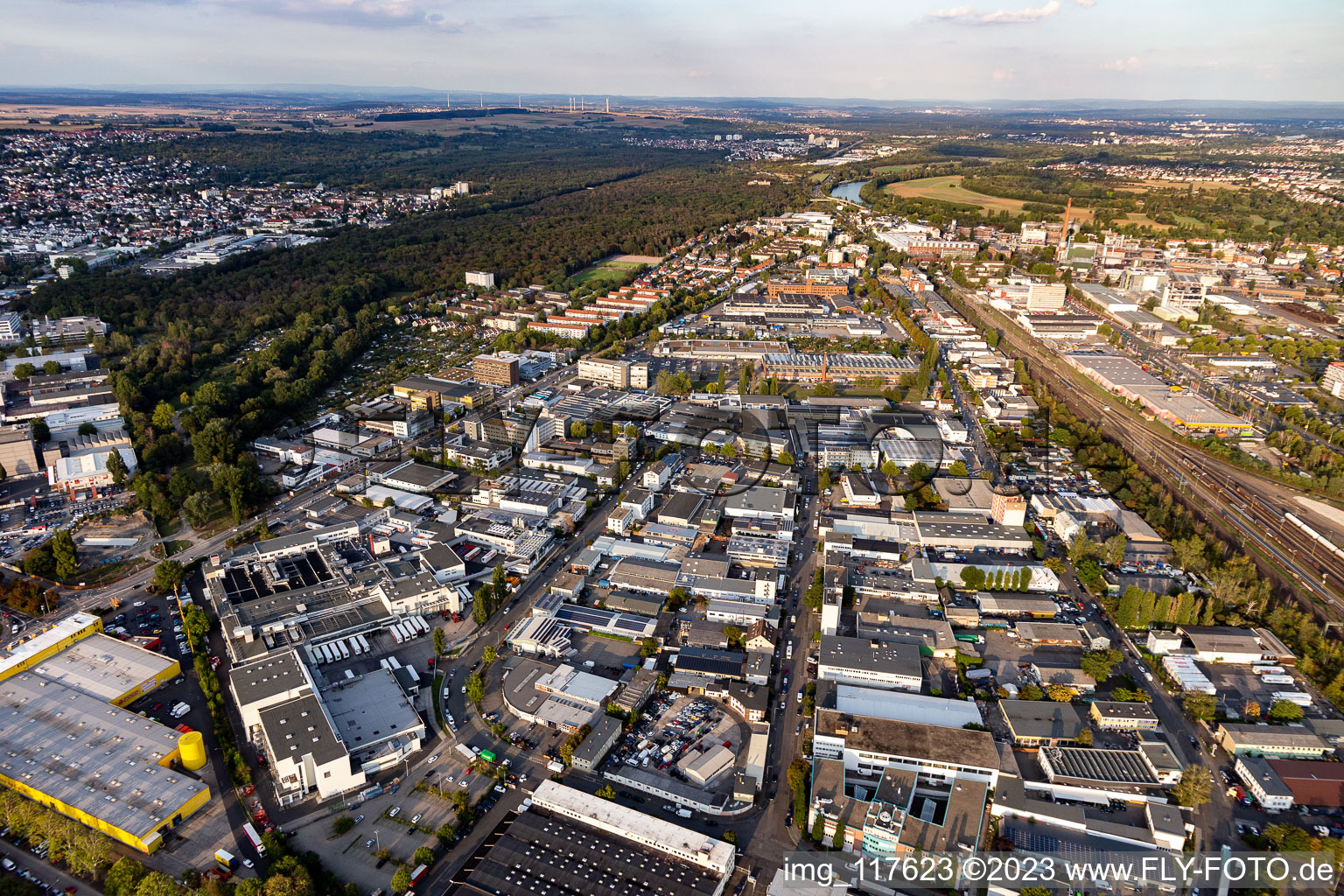 Gewerbegebiet und Firmenansiedlung in Fechenheim in Frankfurt am Main im Bundesland Hessen, Deutschland