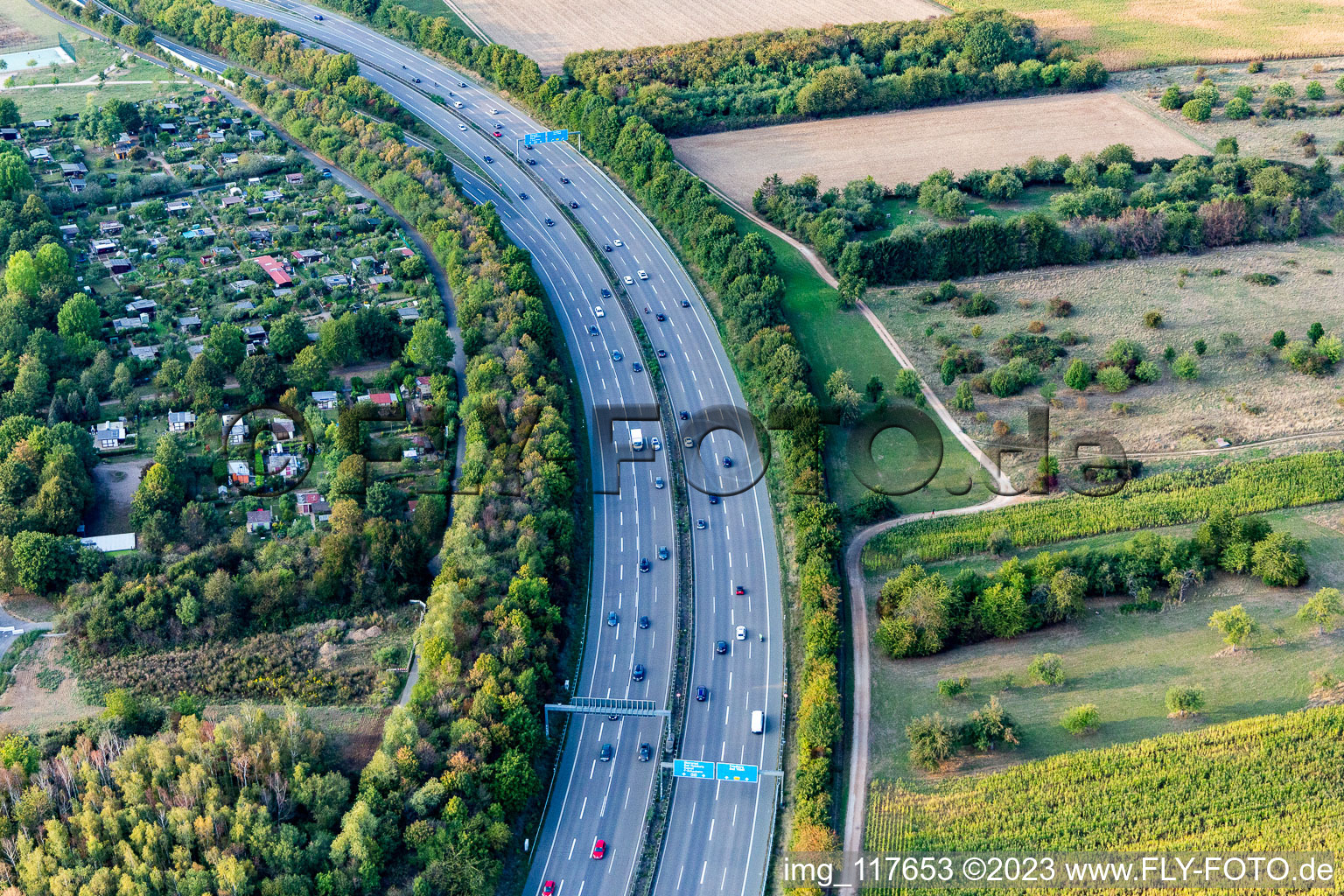 Autobahn A661 an der KGV Cronberger eV Anlage 12 im Ortsteil Preungesheim in Frankfurt am Main im Bundesland Hessen, Deutschland