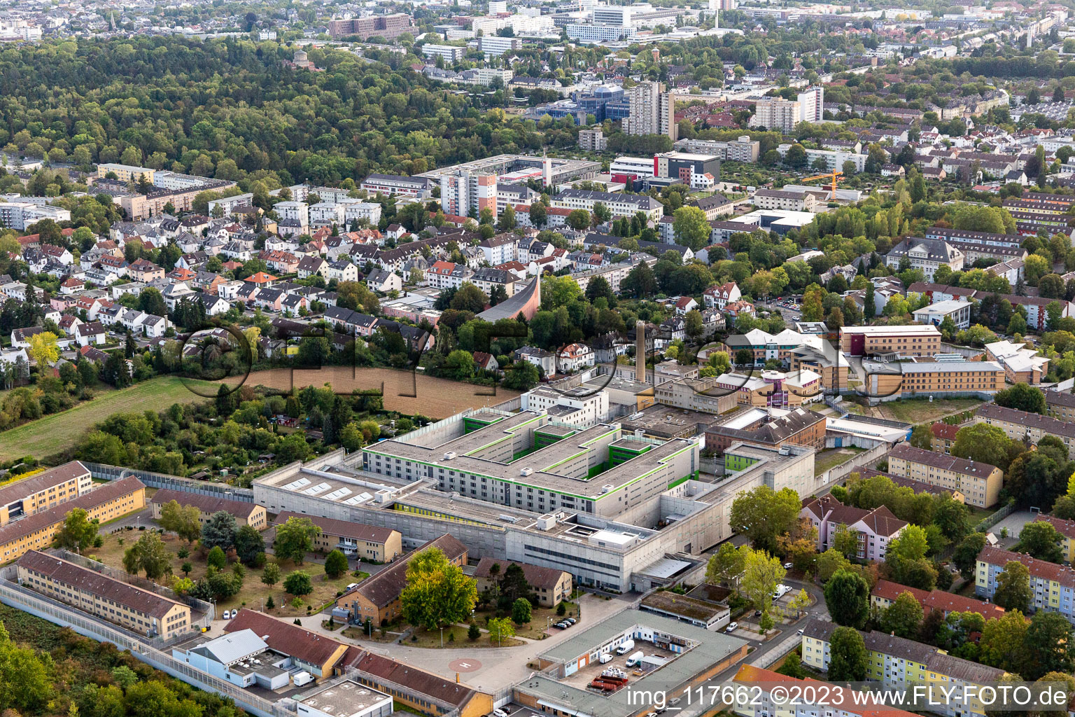 Luftbild von Justizvollzugsanstalt Frankfurt II im Ortsteil Preungesheim in Frankfurt am Main im Bundesland Hessen, Deutschland