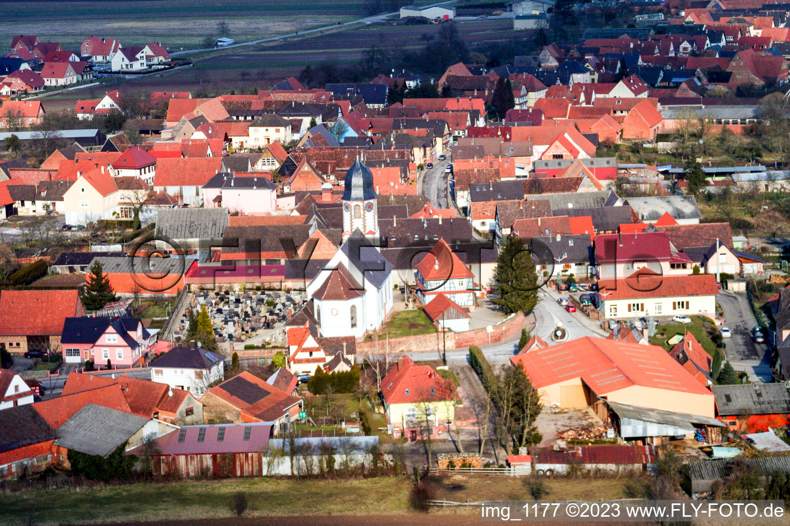 Niederlauterbach im Bundesland Bas-Rhin, Frankreich aus der Drohnenperspektive