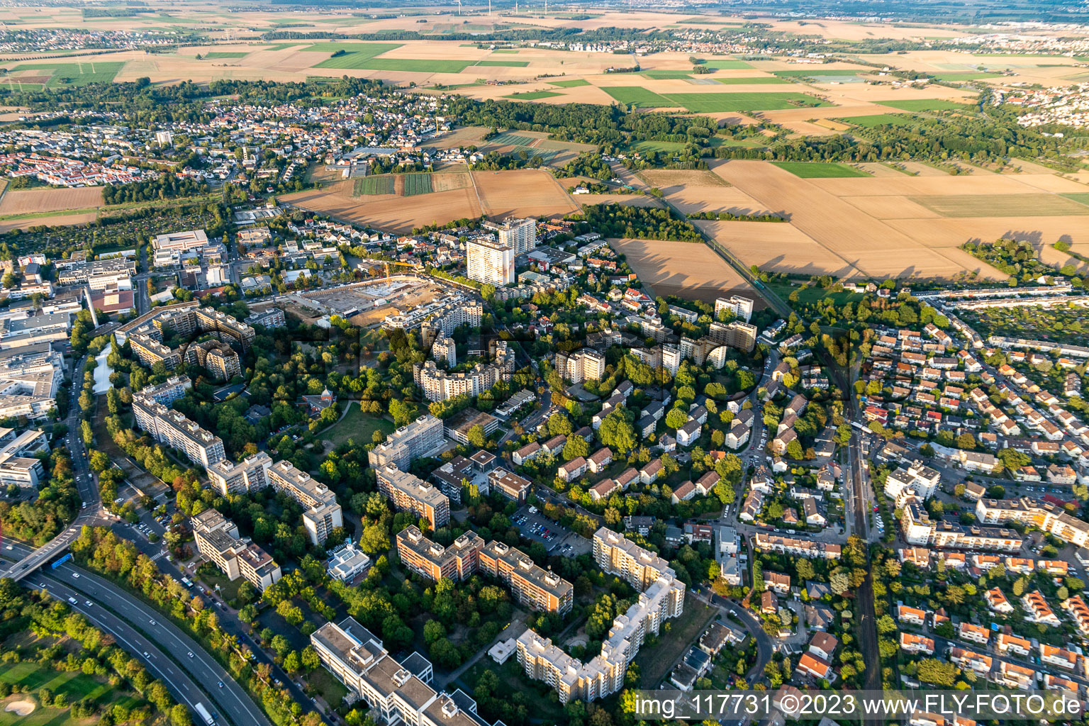 Siedlungsgebiet und Infrastruktur im Ortsteil Bonames in Frankfurt am Main im Bundesland Hessen, Deutschland