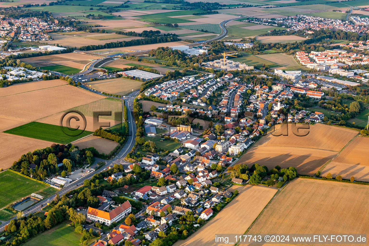 Ortsansicht der Straßen und Häuser der Wohngebiete in Kloppenheim in Karben im Bundesland Hessen, Deutschland