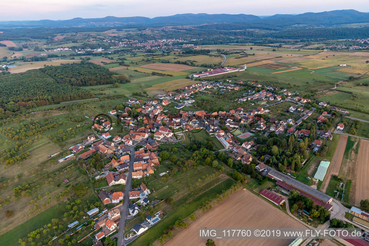Schrägluftbild von Dieffenbach-lès-Wœrth im Bundesland Bas-Rhin, Frankreich