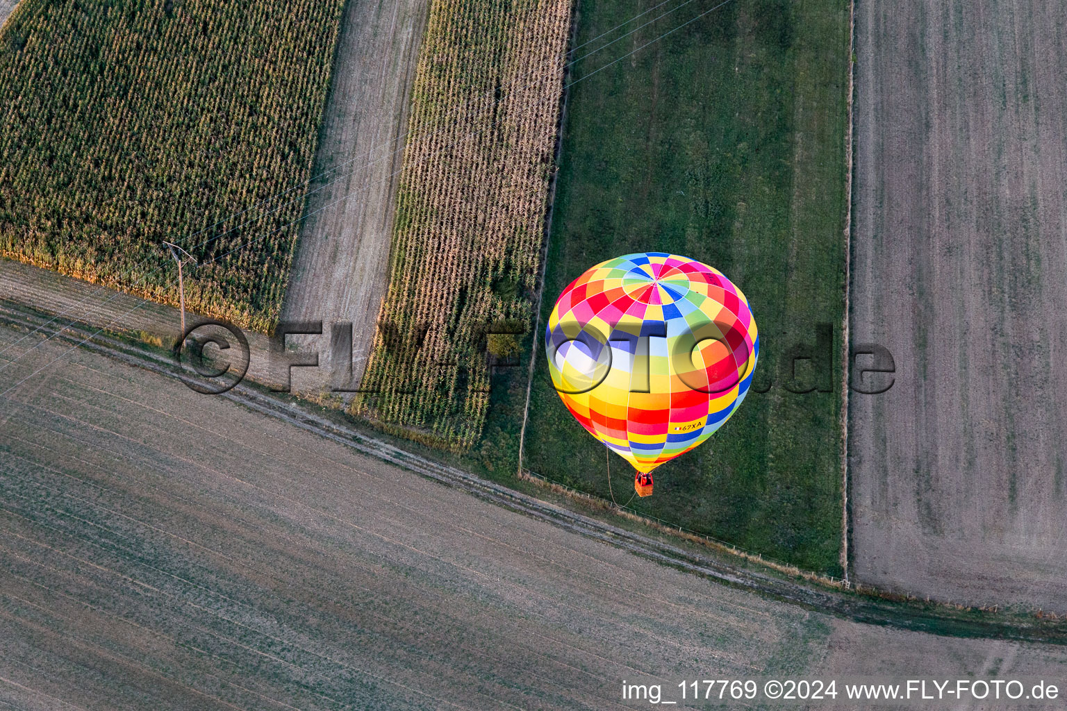 Heißluftballon mit der Kennung 67XA in Fahrt über dem Luftraum in Gundershoffen in Grand Est in Forstheim im Bundesland Bas-Rhin, Frankreich