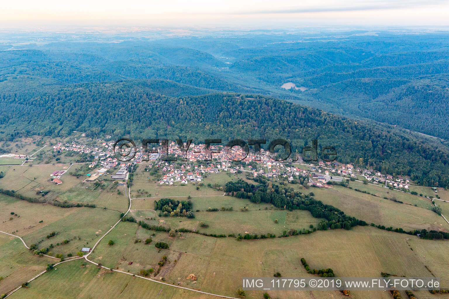 Ernolsheim-lès-Saverne im Bundesland Bas-Rhin, Frankreich aus der Luft betrachtet