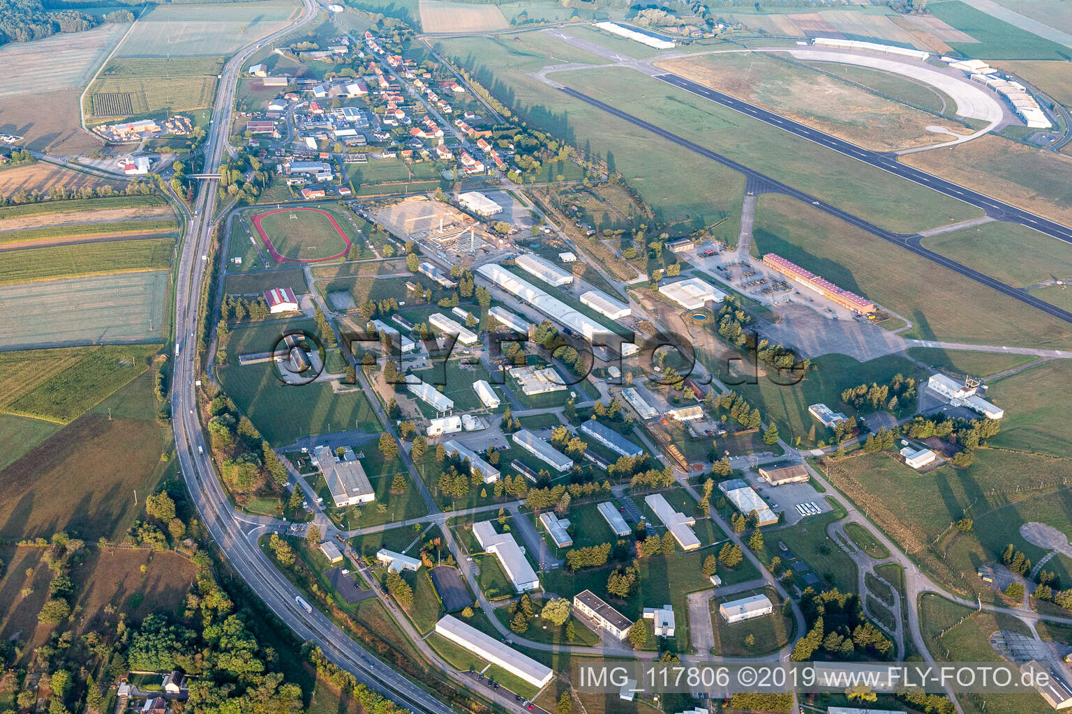 Gebäude und Start- und Landebahn mit Rollfeldgelände des Militärflugplatz Phalsbourg-Bourscheid "Camp LA Horie" in Saint-Jean-Kourtzerode in Grand Est im Bundesland Moselle, Frankreich