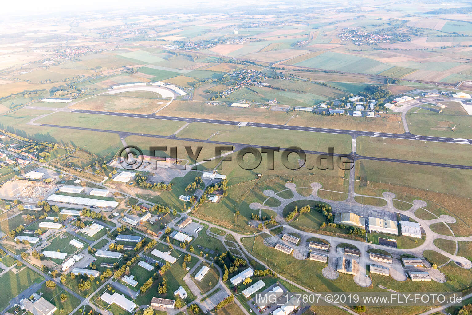 Luftbild von Gebäude und Start- und Landebahn mit Rollfeldgelände des Militärflugplatz Phalsbourg-Bourscheid "Camp LA Horie" in Saint-Jean-Kourtzerode in Grand Est im Bundesland Moselle, Frankreich