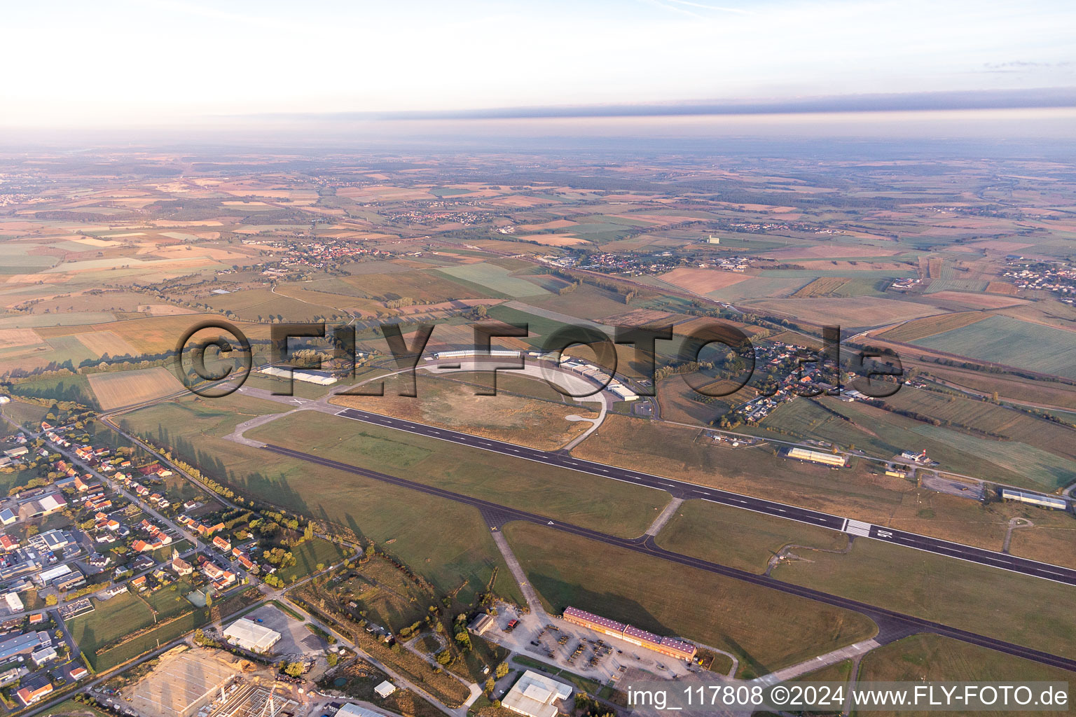 Luftaufnahme von Gebäude und Start- und Landebahn mit Rollfeldgelände des Militärflugplatz Phalsbourg-Bourscheid "Camp LA Horie" in Saint-Jean-Kourtzerode in Grand Est im Bundesland Moselle, Frankreich