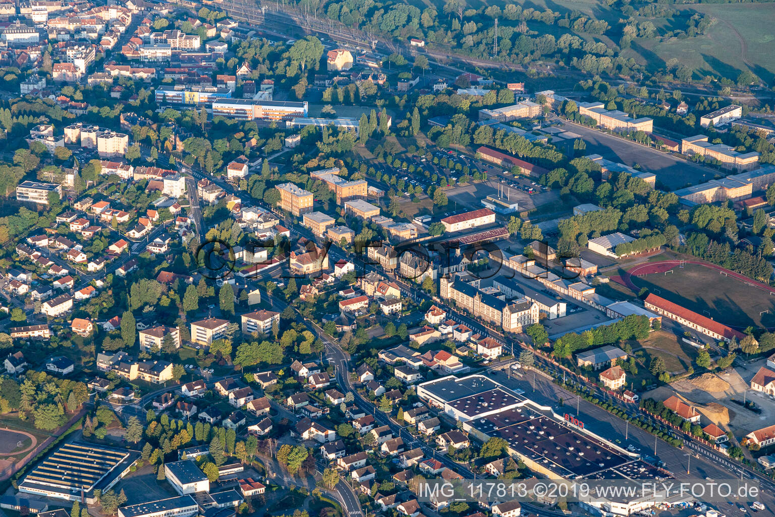 Stadtansicht des Innenstadtbereiches zwischen 1er Régiment d'infanterie - Quartier Rabier und Supermarkt CORA in Sarrebourg in Grand Est im Bundesland Moselle, Frankreich