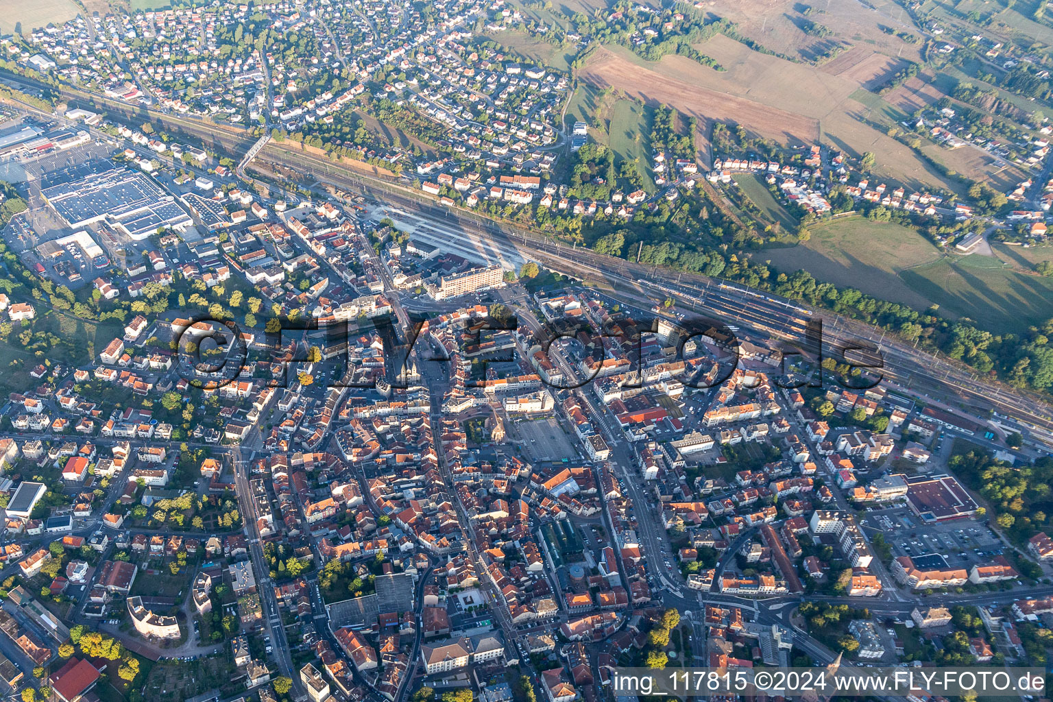 Stadtzentrum im Innenstadtbereich mit Bahnhof in Sarrebourg in Grand Est im Bundesland Moselle, Frankreich