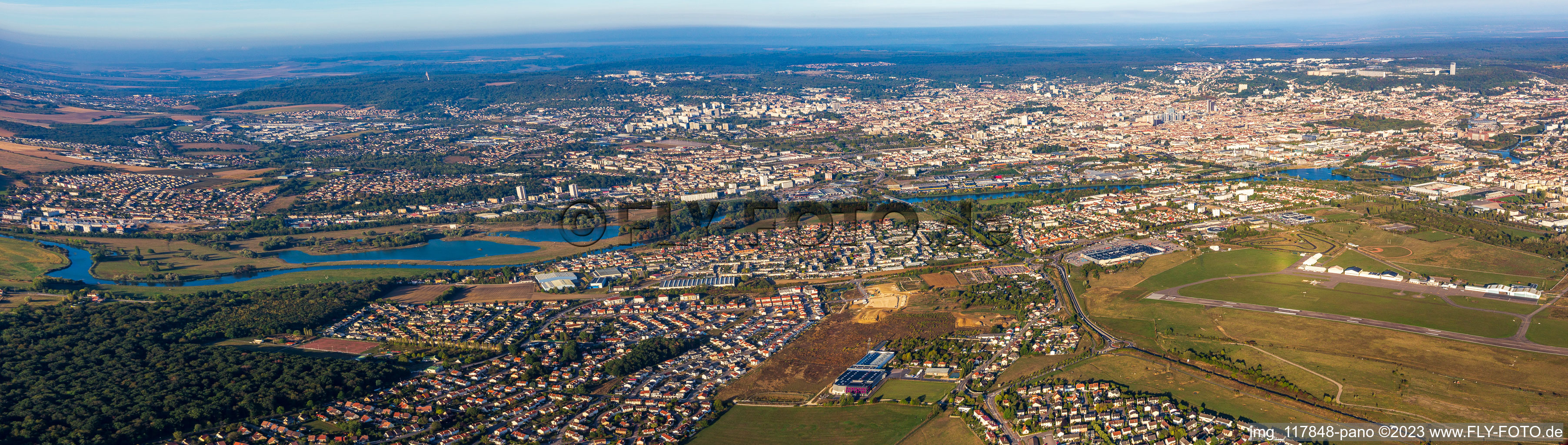 Panoramaperspektive des Stadtgebiet mit Außenbezirken und Innenstadtbereich in Nancy in Grand Est im Bundesland Meurthe-et-Moselle, Frankreich