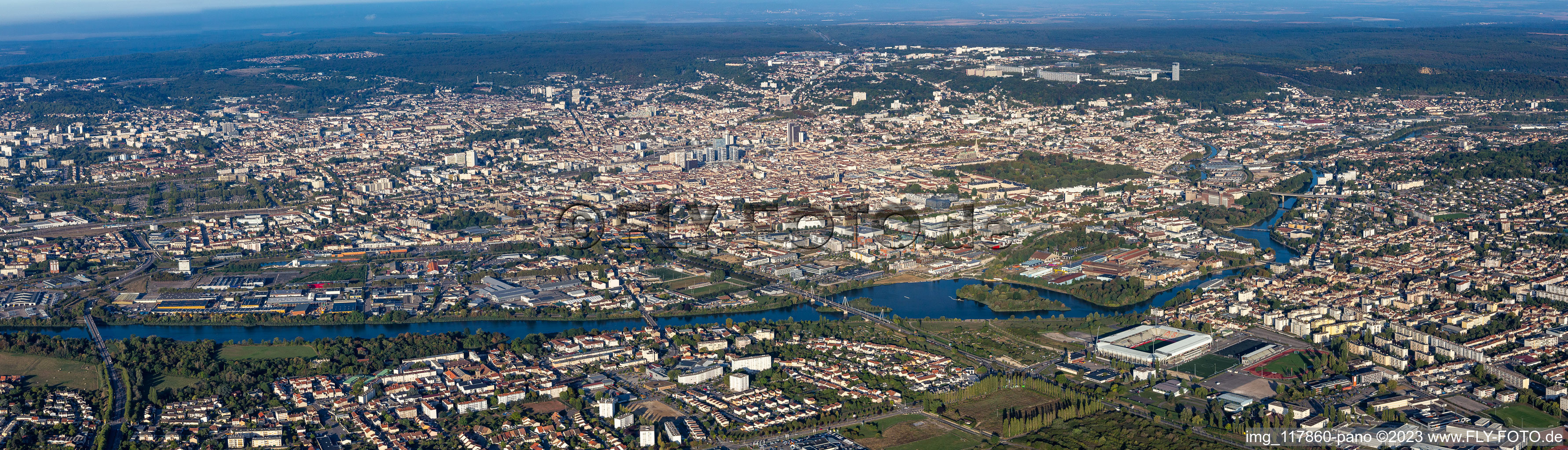 Luftbild von Panoramaperspektive des Stadtgebiet mit Außenbezirken und Innenstadtbereich in Nancy in Grand Est im Bundesland Meurthe-et-Moselle, Frankreich