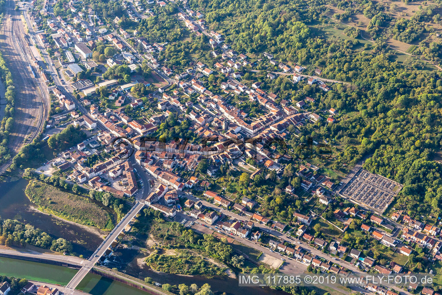 Luftaufnahme von Pont-Saint-Vincent im Bundesland Meurthe-et-Moselle, Frankreich