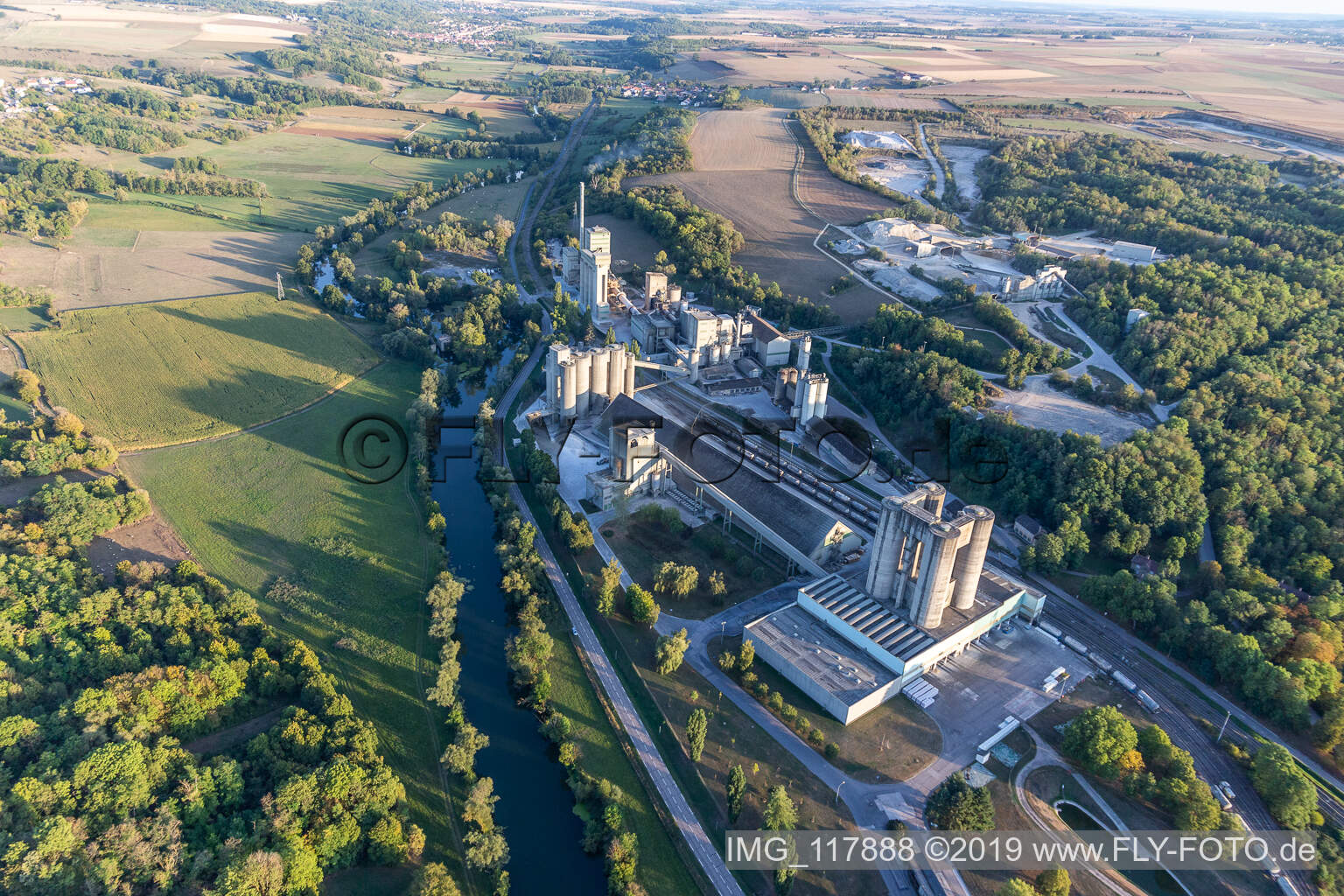 Gelände und Abraum- Flächen Zement- Tagebau und Baustoff- Werk von Ciment Vicat in Xeuilley in Grand Est im Bundesland Meurthe-et-Moselle, Frankreich