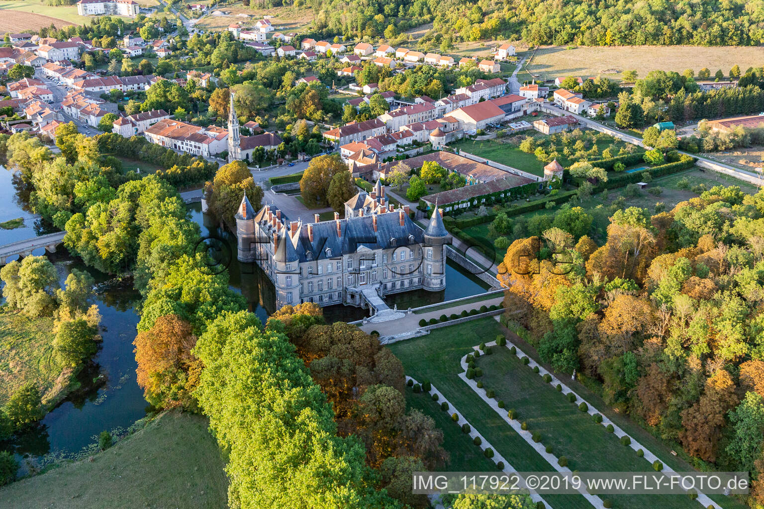 Chateau de Haroué im Bundesland Meurthe-et-Moselle, Frankreich aus der Luft betrachtet
