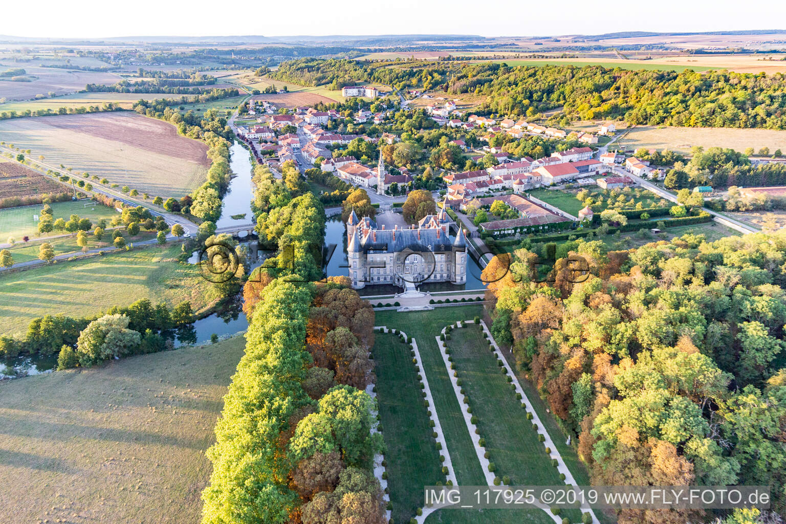 Drohnenaufname von Chateau de Haroué im Bundesland Meurthe-et-Moselle, Frankreich