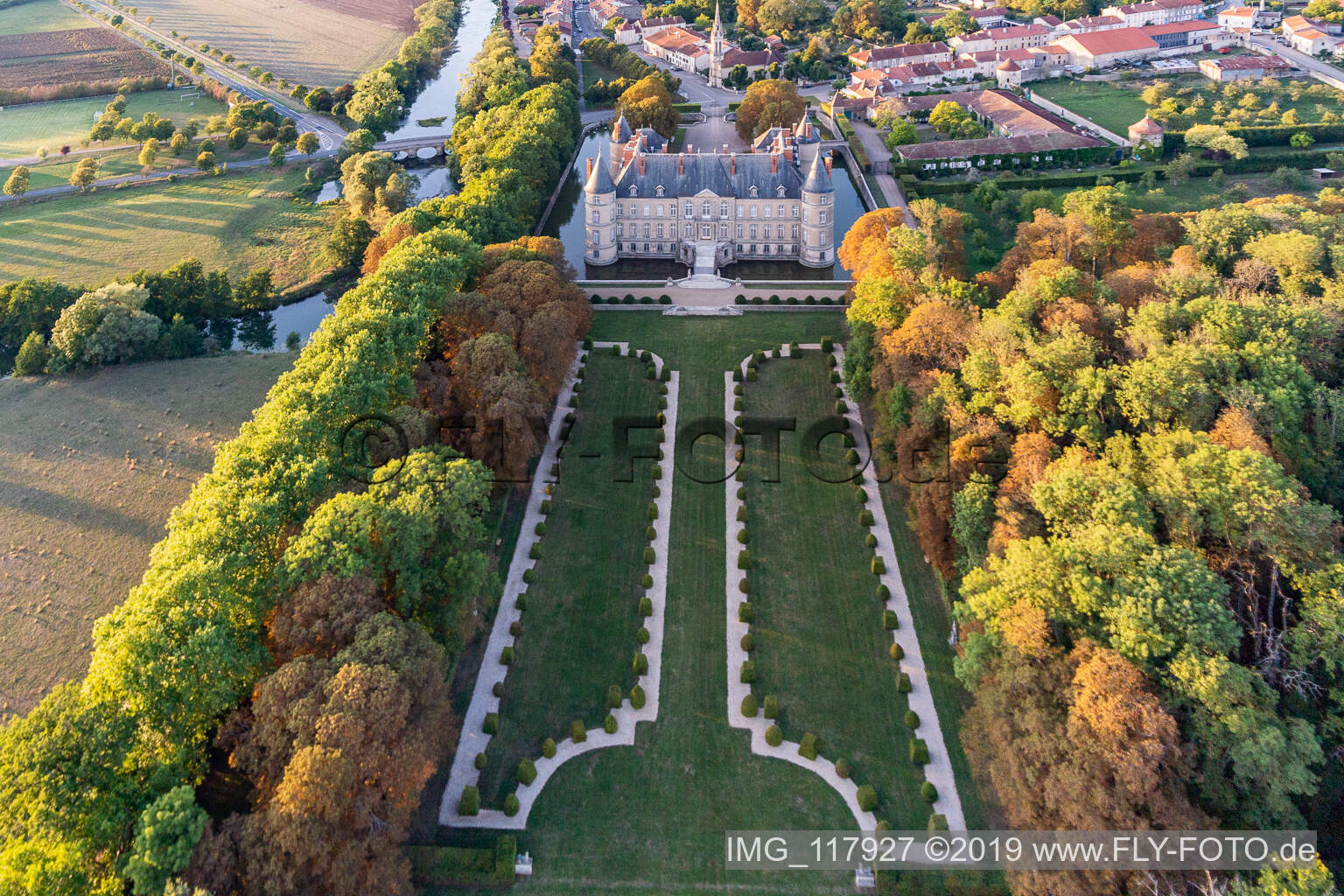 Luftbild von Gebäude und Schloßpark- Anlagen des Wasserschloß Château d'Haroué in Haroue in Grand Est im Bundesland Meurthe-et-Moselle, Frankreich