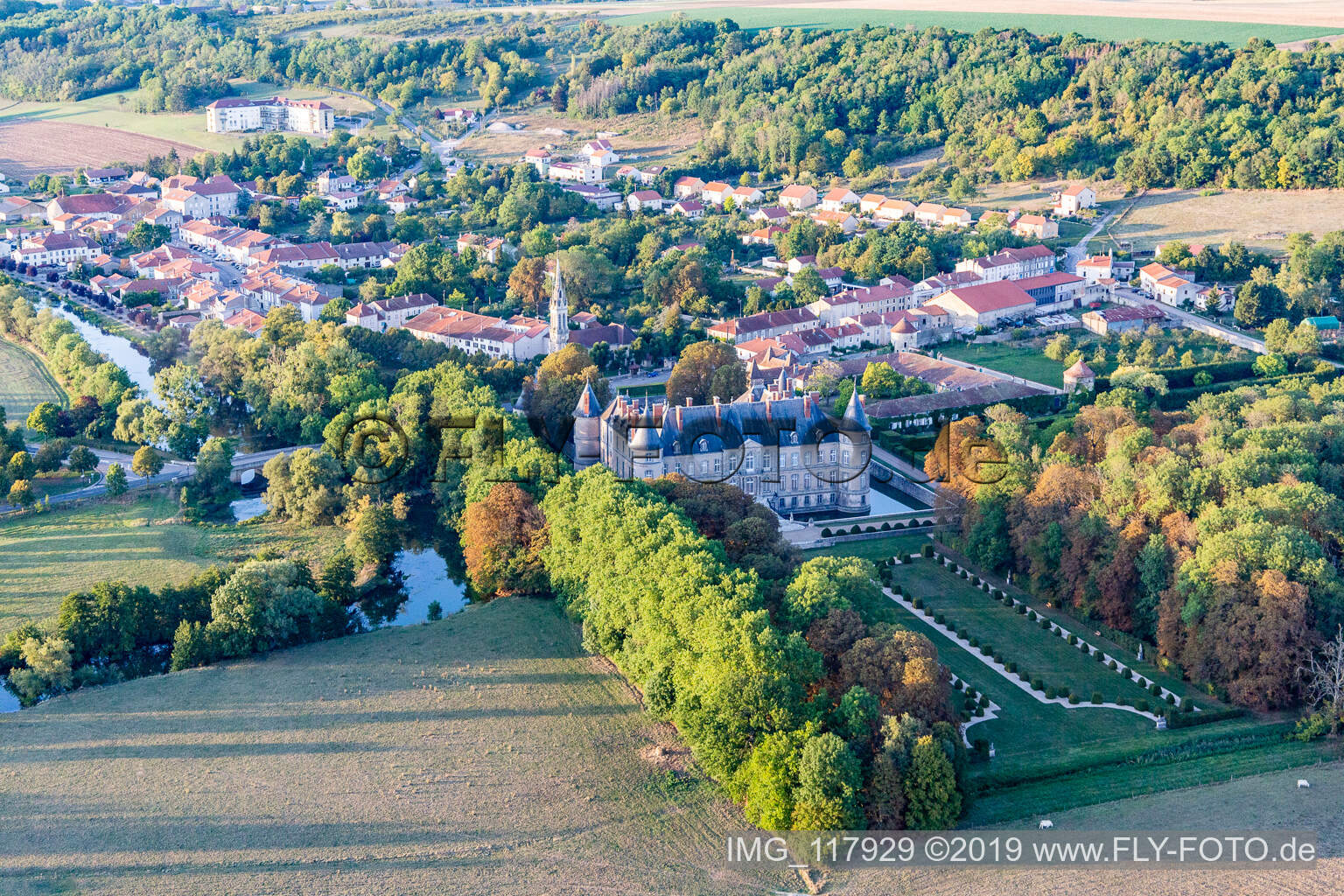 Chateau de Haroué im Bundesland Meurthe-et-Moselle, Frankreich aus der Drohnenperspektive