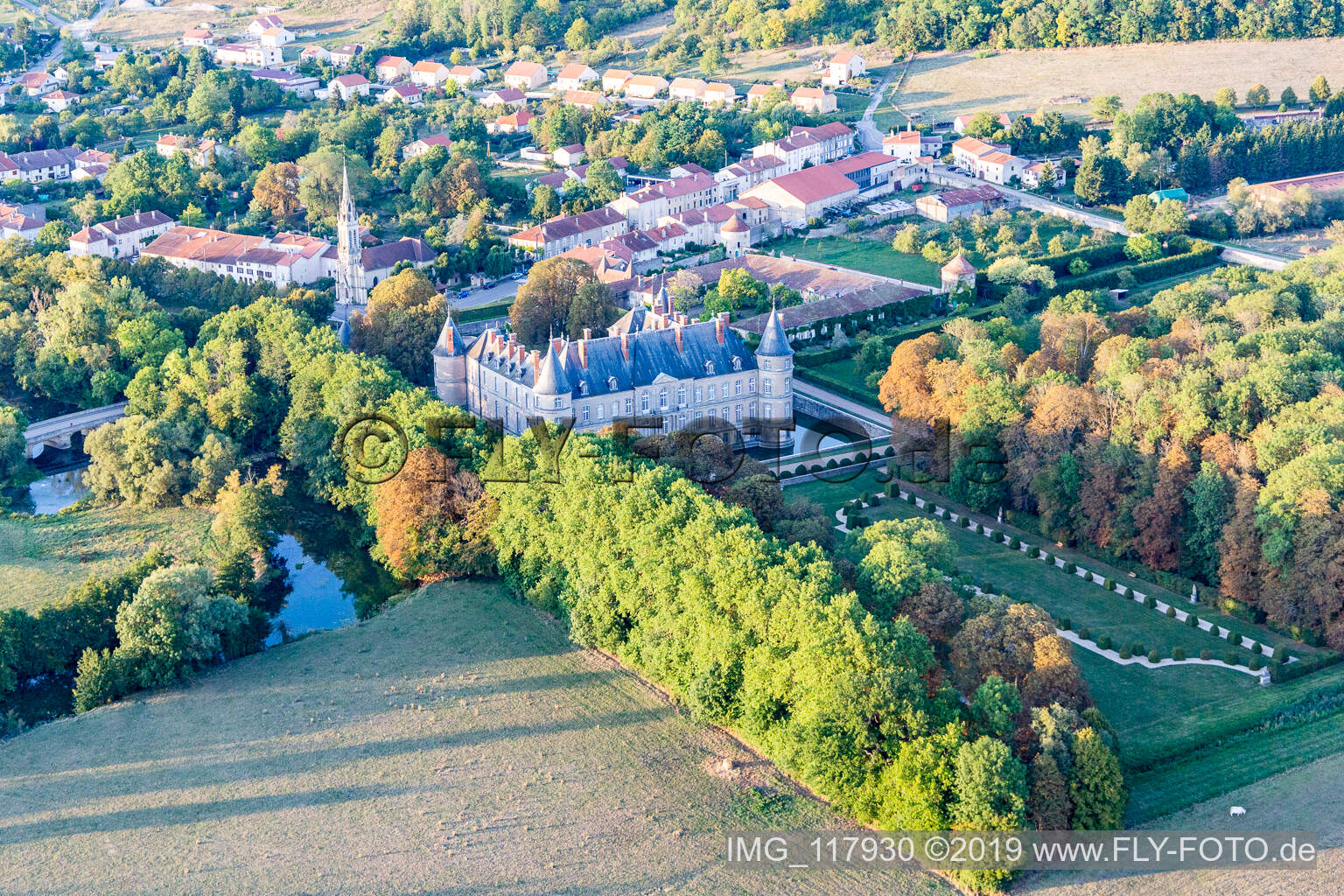 Chateau de Haroué im Bundesland Meurthe-et-Moselle, Frankreich von einer Drohne aus