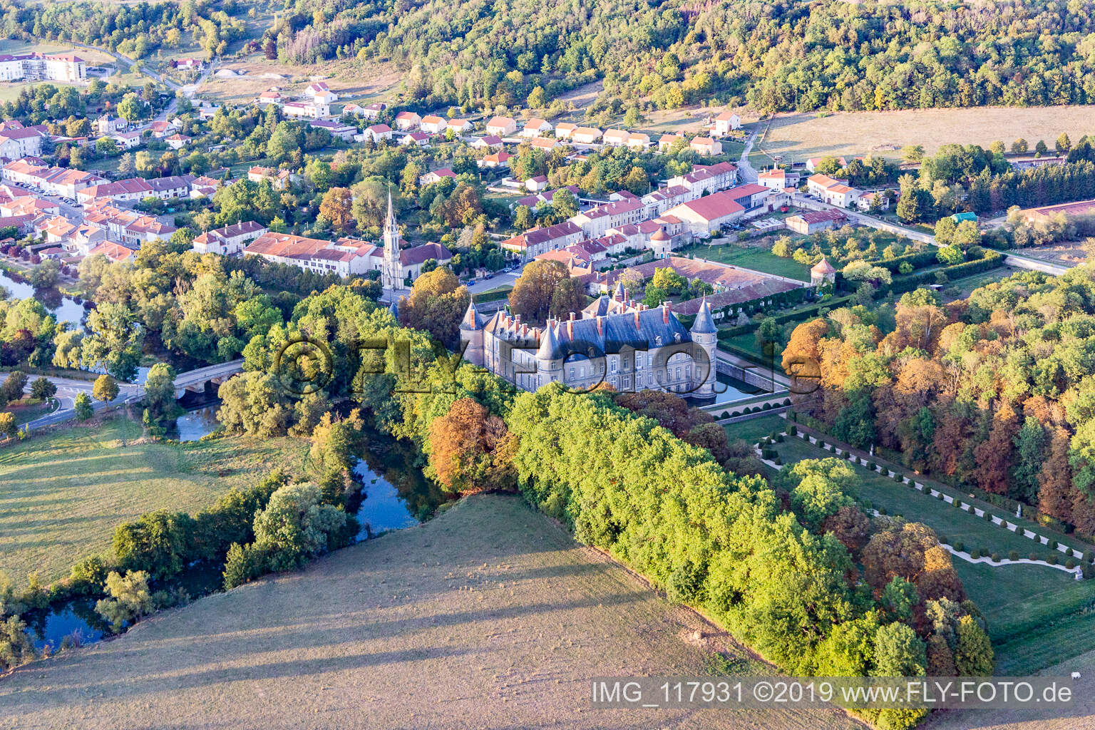 Luftaufnahme von Gebäude und Schloßpark- Anlagen des Wasserschloß Château d'Haroué in Haroue in Grand Est im Bundesland Meurthe-et-Moselle, Frankreich
