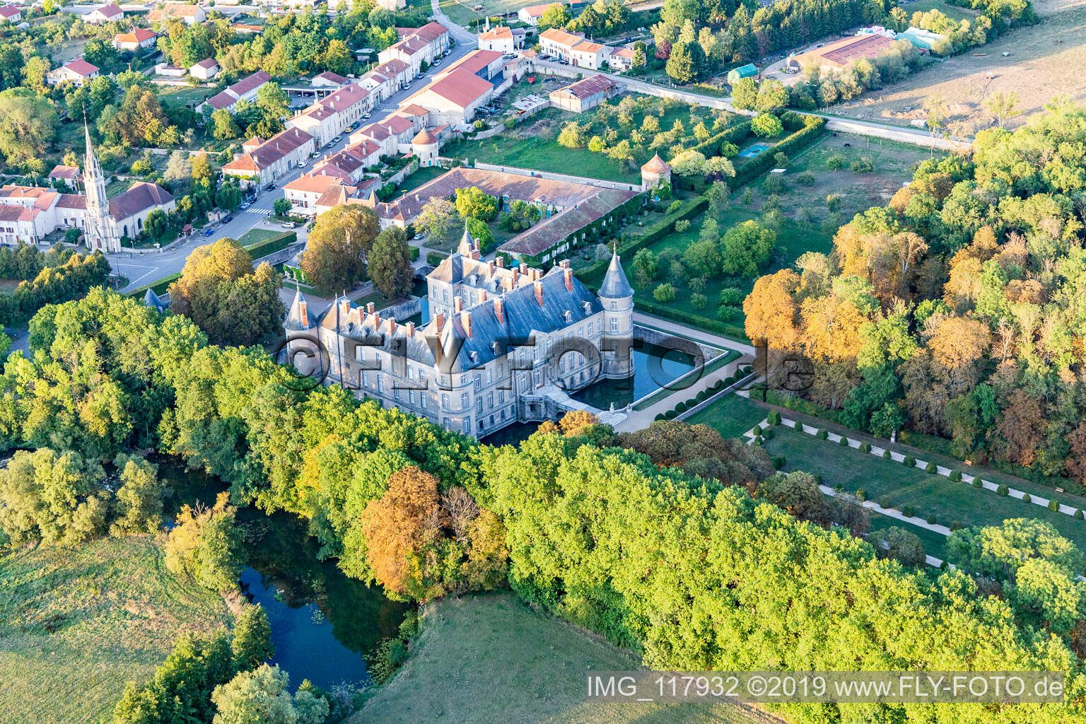 Chateau de Haroué im Bundesland Meurthe-et-Moselle, Frankreich von der Drohne aus gesehen