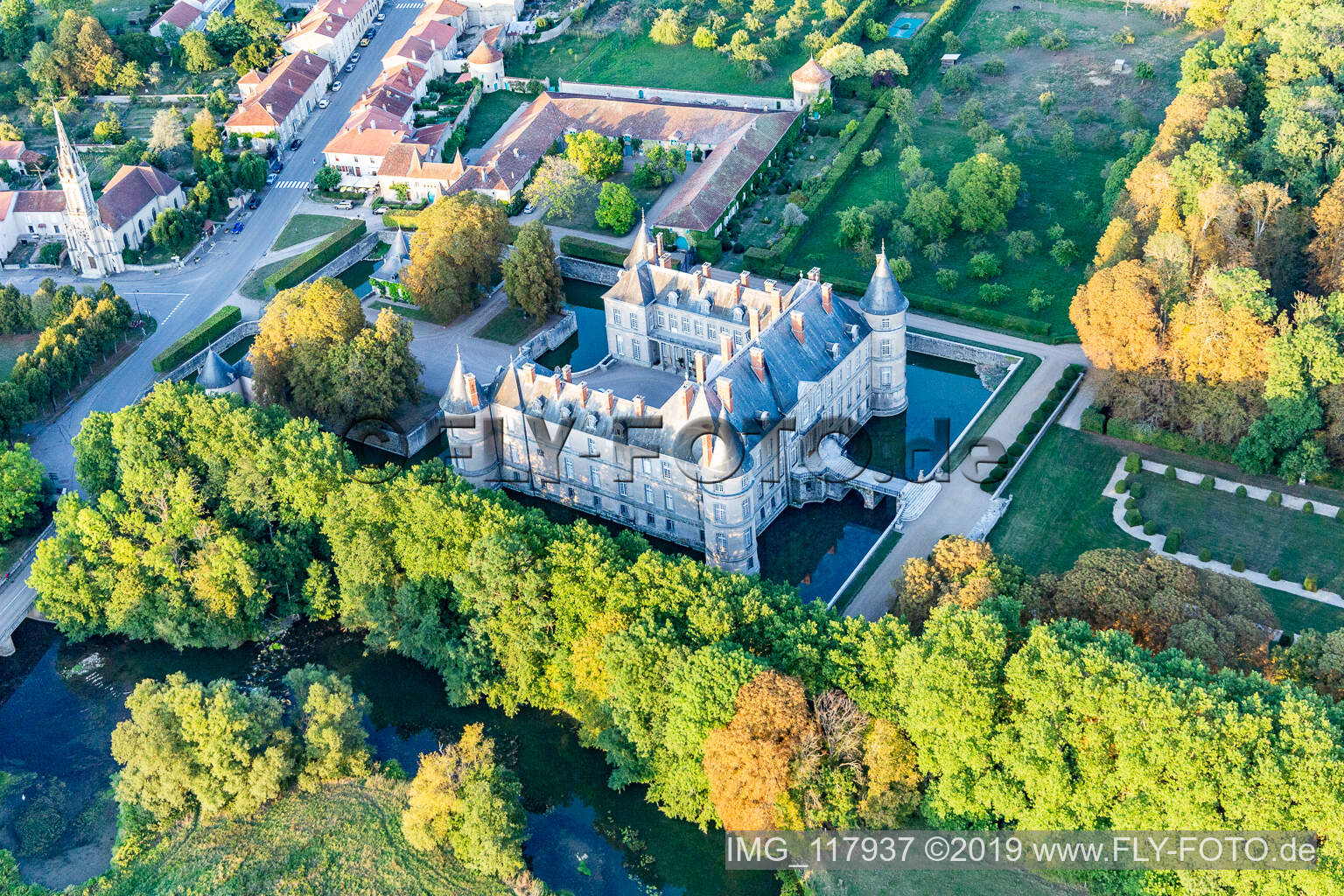 Luftaufnahme von Chateau de Haroué im Bundesland Meurthe-et-Moselle, Frankreich