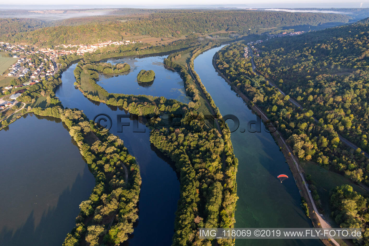Insel am Ufer des Flußverlaufes zwischen Mosel und Canal de l'Est in Chaligny in Grand Est in Maron im Bundesland Meurthe-et-Moselle, Frankreich