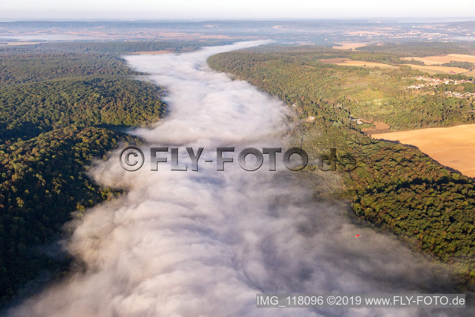 Nebelverhangene Wolkenbank über den Uferbereichen am Flußverlauf der Mosel in Maron in Grand Est im Bundesland Meurthe-et-Moselle, Frankreich