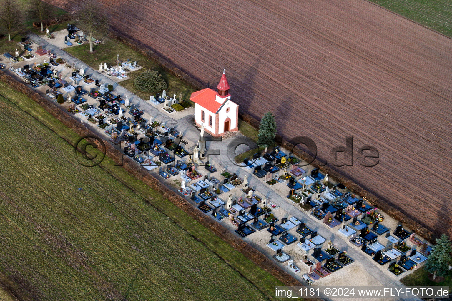 Luftbild von Grabreihen auf dem Gelände des Friedhofes in Salmbach in Grand Est im Bundesland Bas-Rhin, Frankreich