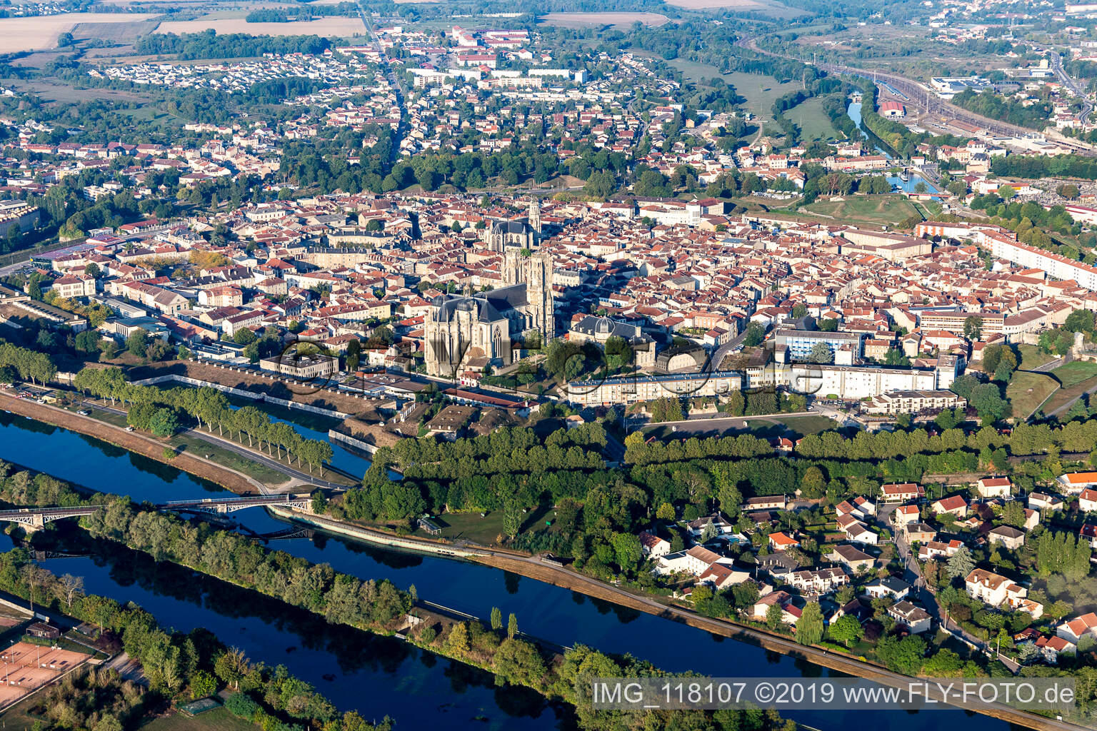 Schrägluftbild von Toul im Bundesland Meurthe-et-Moselle, Frankreich