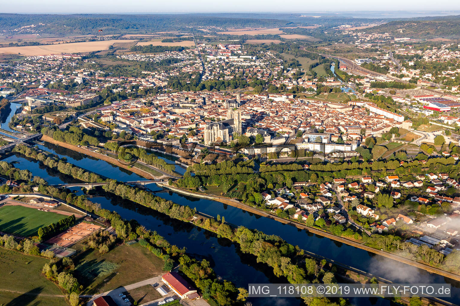 Toul im Bundesland Meurthe-et-Moselle, Frankreich von oben