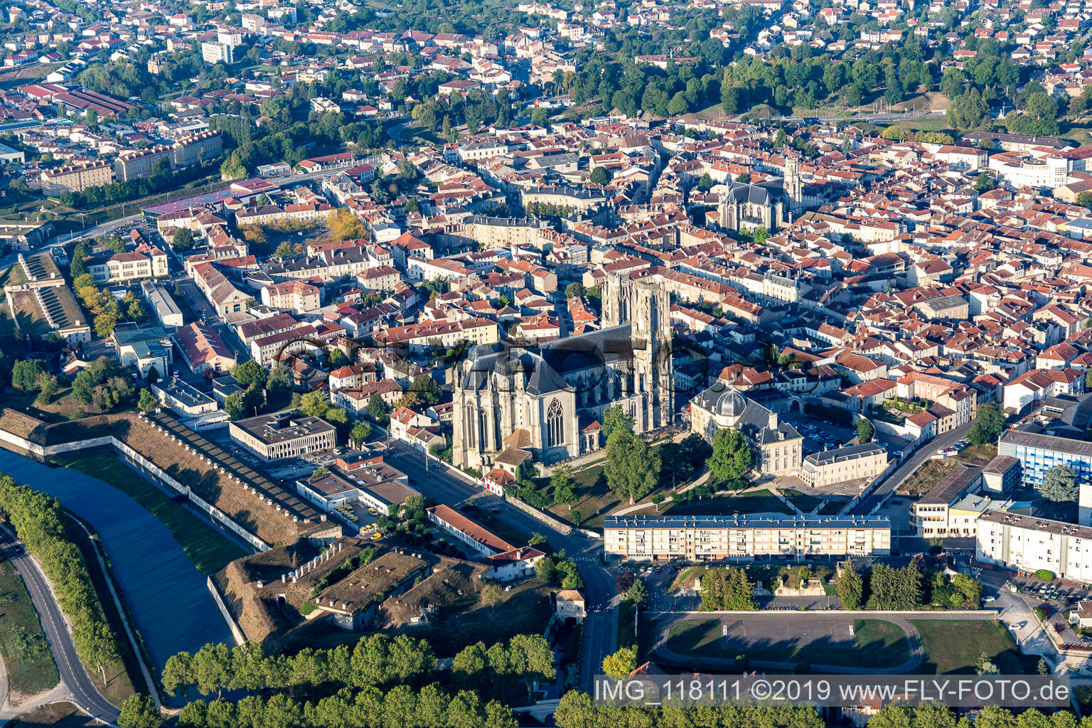 Luftaufnahme von Cathedrale Saint-Etienne de Toul im Bundesland Meurthe-et-Moselle, Frankreich