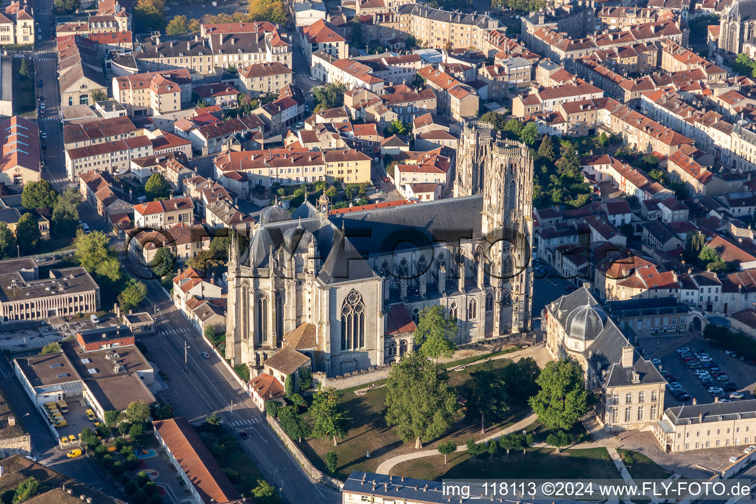 Luftbild von Kirchengebäude der Kathedrale Saint Etienne in Toul in Grand Est im Bundesland Meurthe-et-Moselle, Frankreich