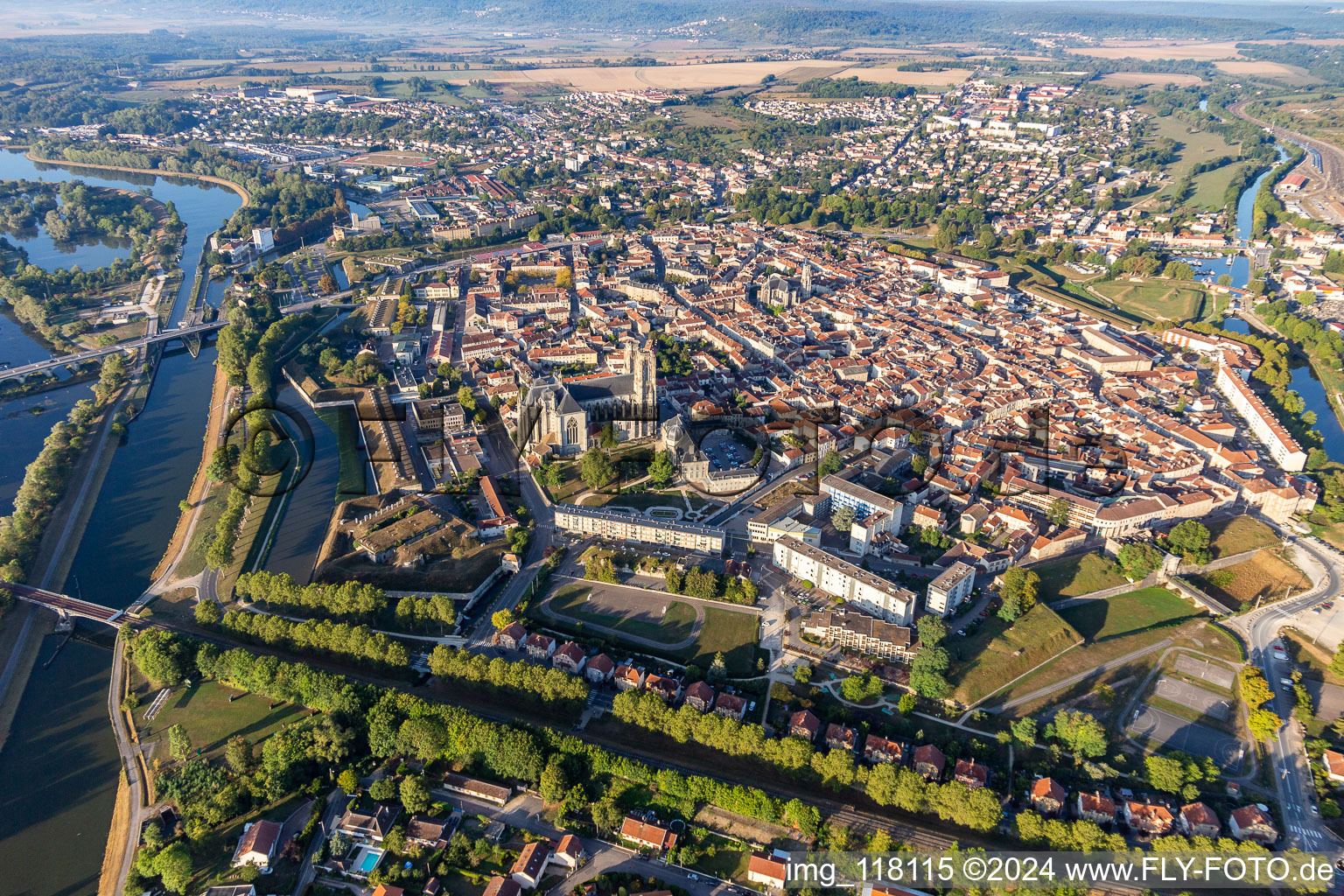 Luftbild von Stadtzentrum im Innenstadtbereich zwischen Ufer des Flußverlaufes Mosel und dem Kanal Rhin-Marne in Toul in Grand Est im Bundesland Meurthe-et-Moselle, Frankreich